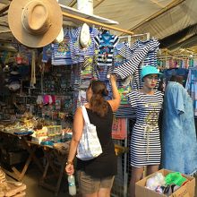 衣類や土産物など