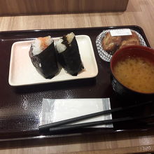 おにぎり、味噌汁、から揚げ