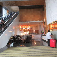 ホテルの建物、アジアスクエア２の１階はコンシェルジュだけ