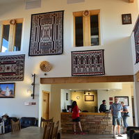 フロント及びロビー　　ロビーは2階まで吹き抜け