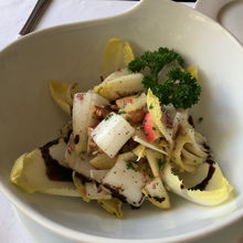 エンダイブのサラダ。ゴルゴンゾーラとピー感がきいている