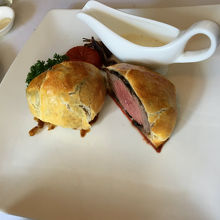 肉料理は思ったよりもボリュームがある。