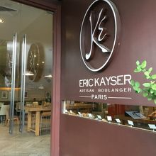 店の入り口　店内は広くておしゃれ。テラス席もあり