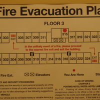 エレベーターの裏側をリビングエリアに利用しています