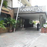 マンハッタンホテルの入口です。ソイ１５に入ってすぐの場所です