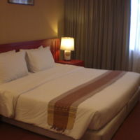 客室のベッドです。明るい室内で、とても気持ちが良いです。