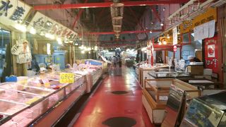 東名高速の焼津インターにある焼津さかなセンターは海産物のお土産の購入や海鮮料理の食事にお勧め