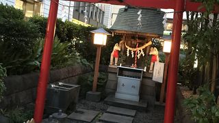 駅前の小さな神社