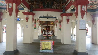 奇妙な像のヒンズー教寺院で無料です