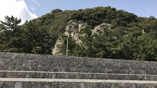 熊野古道：花の窟、風化されただだの岩盤