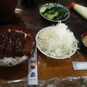 大きなとんかつの肉汁に自家製ソースがマッチして抜群においしいです。