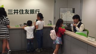 年長女児を連れて