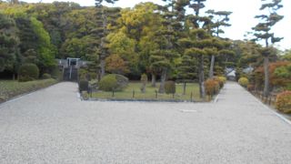 途中で二手に分かれて並んでいる二つの御陵