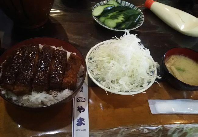 大きなとんかつの肉汁に自家製ソースがマッチして抜群においしいです。