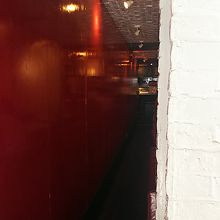 入口は狭いですが