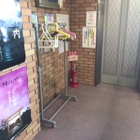 エレベーター前のハンガー