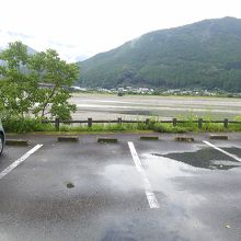 川岸の駐車場エリア