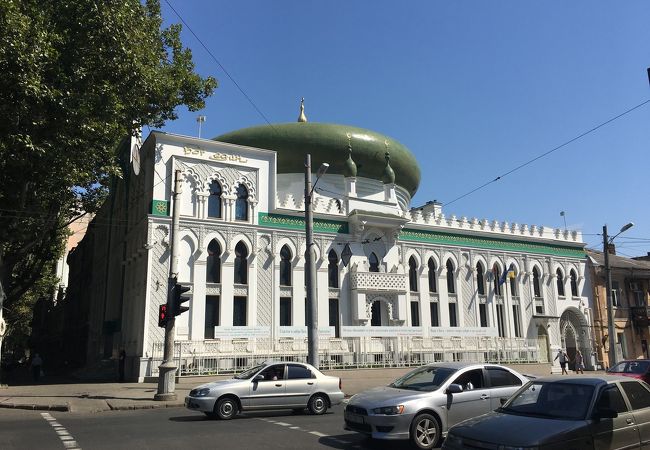 駅周辺の市場を抜けた先にある、東西を貫く通り
