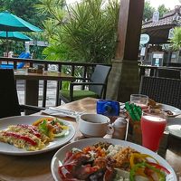 ビュッフェ形式の朝ごはんです。パンの種類も沢山あります。