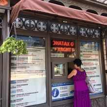 劇場のチケット売り場も