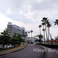 ホテル外観。写真の右側にプールの入り口がある。