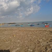 朝の海辺の光景です。朝早いと物売りのおばさんも居ません。