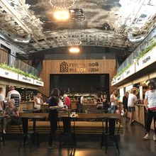 お洒落なフードコートもあり