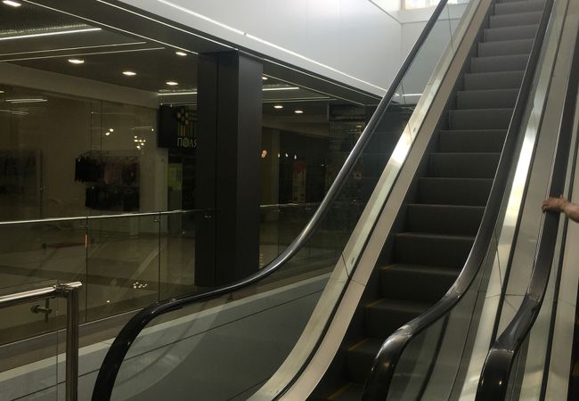 途中に地下ショッピングモールがあります