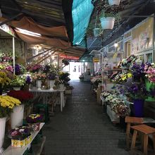 小さな店が並ぶ