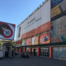 電化製品ばかりの店が入るモール