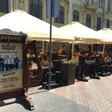 カフェやレストランが連なる