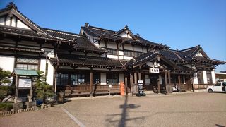 昼の時でも夜の時でも美しい駅舎です。