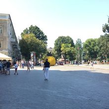 ゴールサト公園、メインストリートに面した交差点