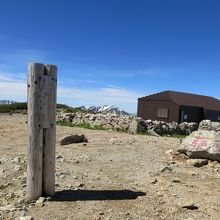 南峰山頂　後ろは富山大学研究施設