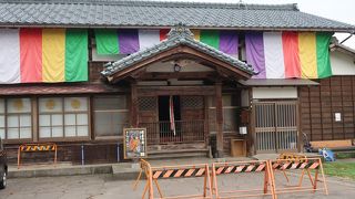 訪れるなら骨董市の日が良い