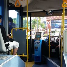 前の運賃箱に、小銭で２０Ｂを投入