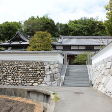 石垣に囲まれた泰山寺