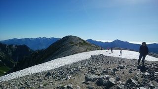 剱が目の前　広い山頂