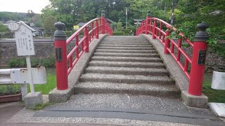 恋が叶うと言われている赤い橋です。