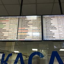 行き先と時刻の電光掲示板