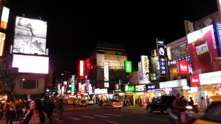 とにかく賑やかな夜市です！