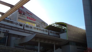 地元の人の大切な足。　大学の最寄りの駅ではお客さんの乗降が激しかったです。