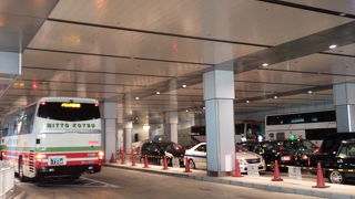 夜行高速バスで、バスタ新宿に到着!　トイレがもう少し広くて使い勝手が良ければ最高なのにな…