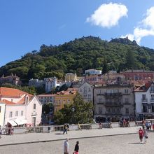 南側の山の上にムーアの城跡が見える