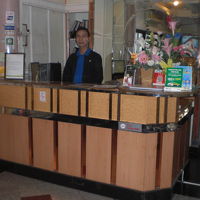 エレベーターを出ると、ようやくフロントです。スタッフは、親切