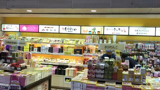 駅にあるお土産ショップ