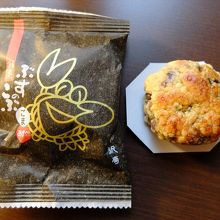 親指と人差し指でつまめるサイズ。濃いお茶がよく合います。