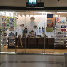 入口を入ると、相談ができるカウンターがあります。日本語でＯＫ