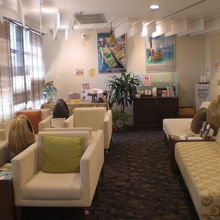 ラウンジ内で、無料の飲み物を味わいながら、自由に休憩できます