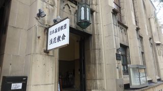 町に溶け込んだ教会